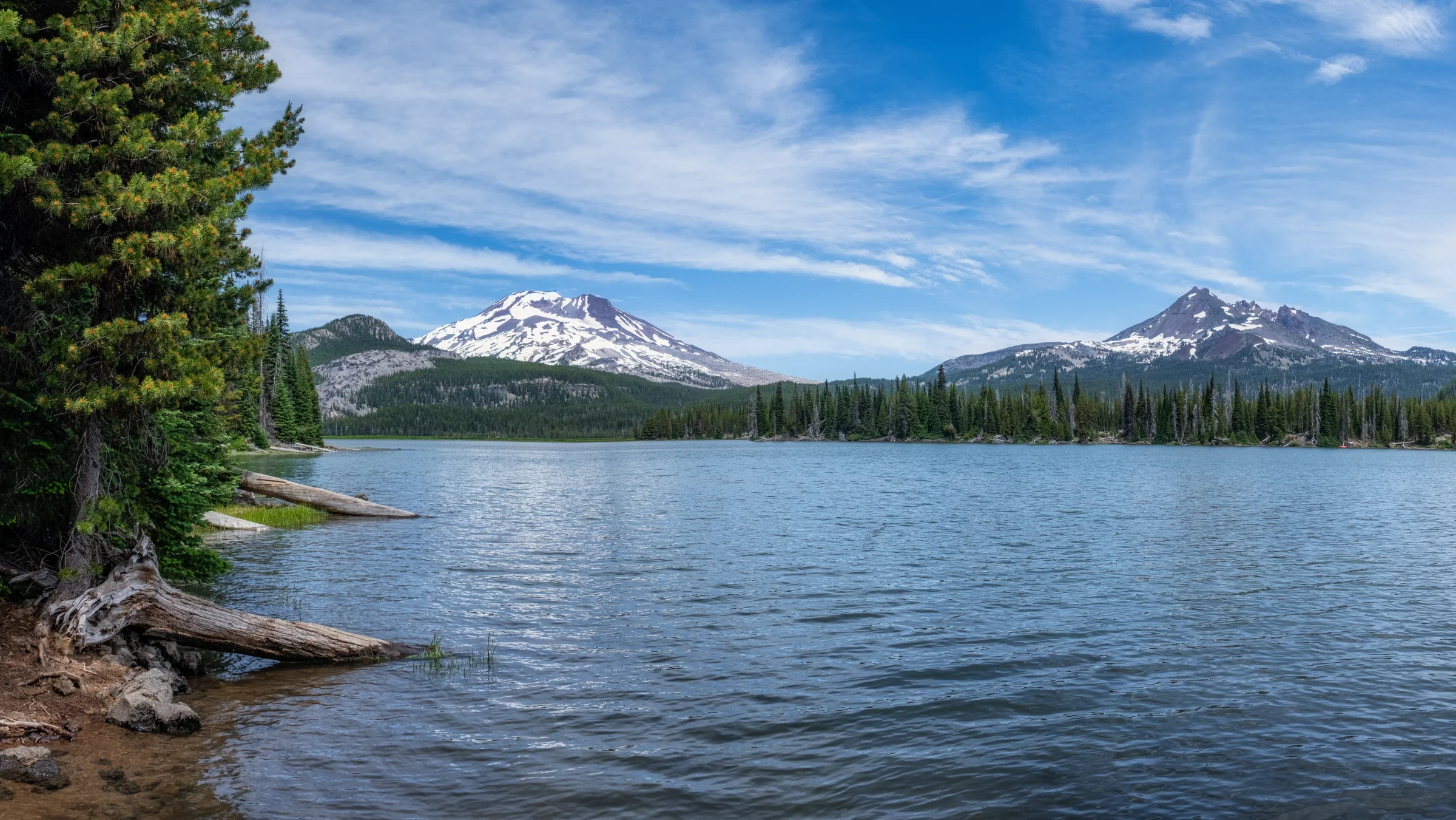 Sparks Lake framed by the Cascade mountains in the Pacific Northwest